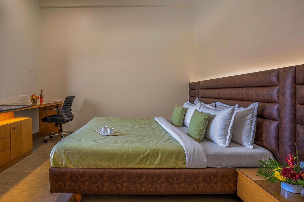 Stayvista'S Le Bon Horizon - Hillside Elegance With Chic Interiors, Poolside Serenity & Picturesque Gazebo - Proximity To Sula Nashik Exterior foto
